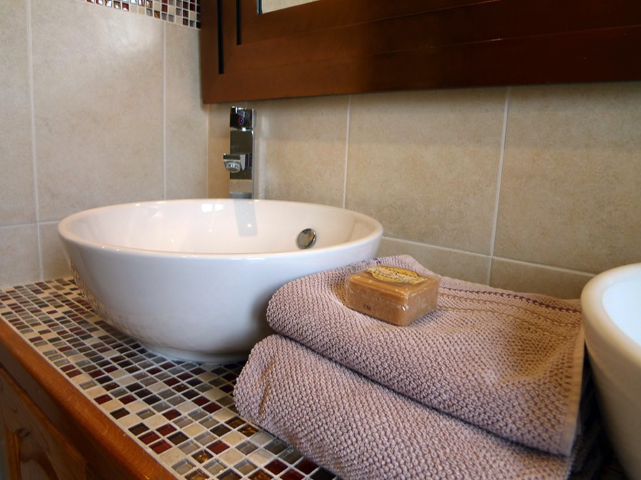 Shower room with double sink at La Maison du Soleil